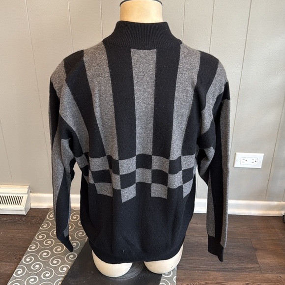 Neiman Marcus Exclusive Men's XL Black and Gray Cashmere Striped Sweater - Picture 4 of 4